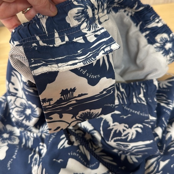 Men’s Vineyard Vines Blue and White Hawaiian extra large swim‎ shorts - Picture 5 of 6